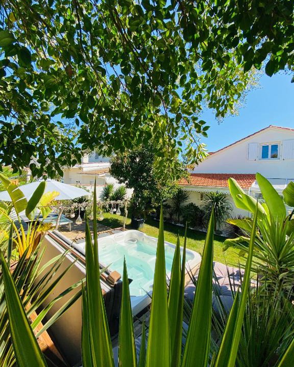 Merignac House | Évasion Tropicale - Villa d'Artiste avec Jacuzzi Privé dans un jardin Exotique