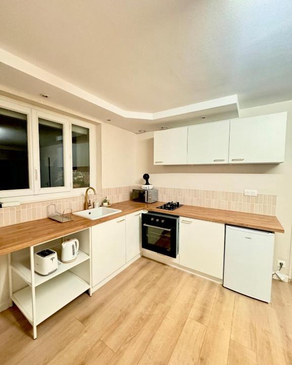 Beaumont Saint-Cyr Apartment | 1-Cinema apartment 10 min from Futuroscope