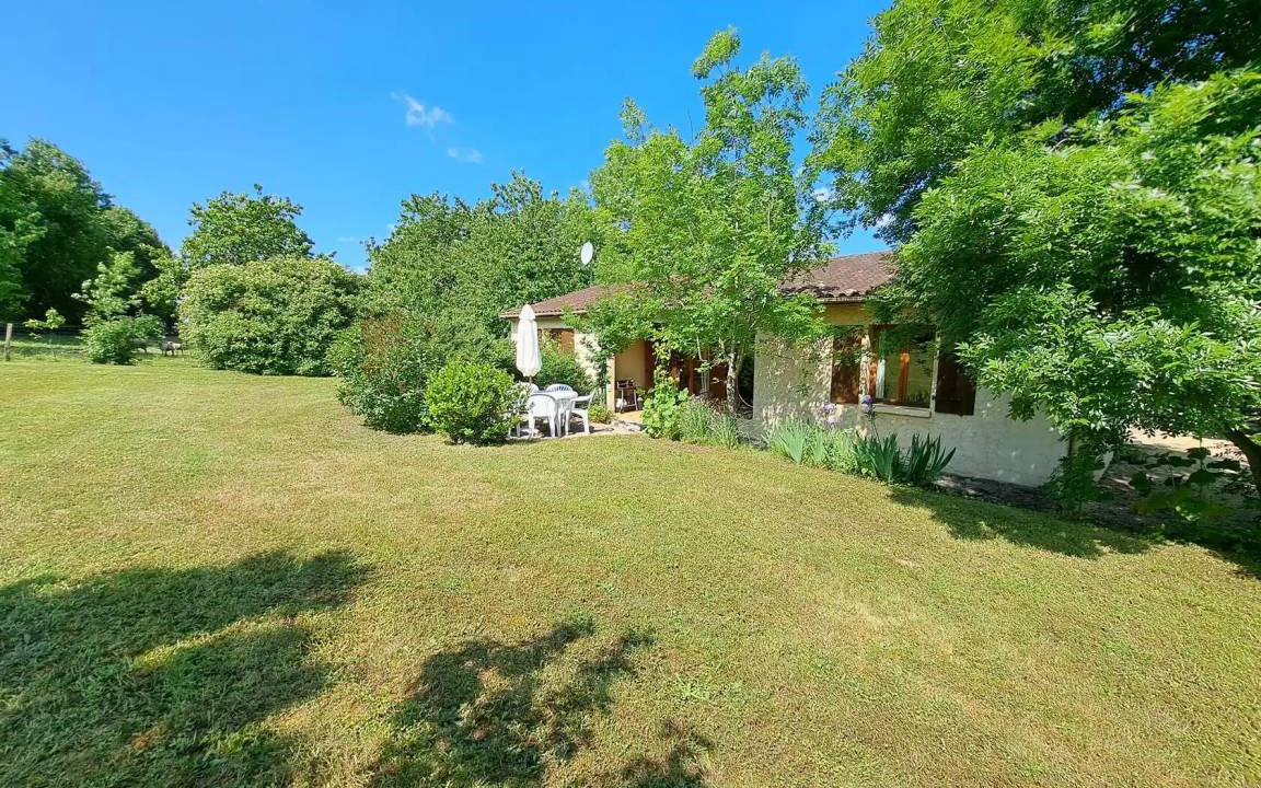 Saint-Pierre-de-Juillers House | 100 m² House ∙ 3 bedrooms ∙ 6 guests