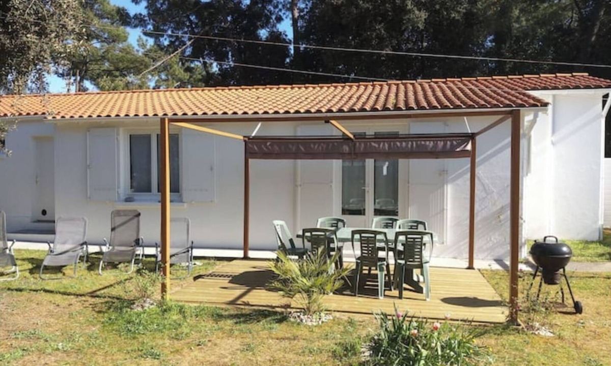 Domino House | 10 minutes walk from the beach, in a garden, house for 8 people
