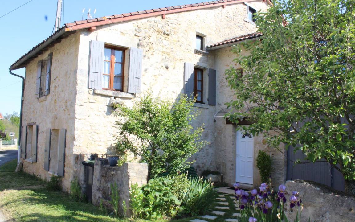 Saint-Front-la-Riviere House | 100 m² Gîte ∙ 2 bedrooms ∙ 6 guests
