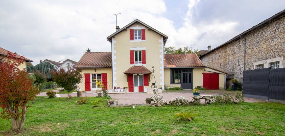 Saint-Front-la-Riviere House | 100 m² Gîte ∙ 3 bedrooms ∙ 6 guests