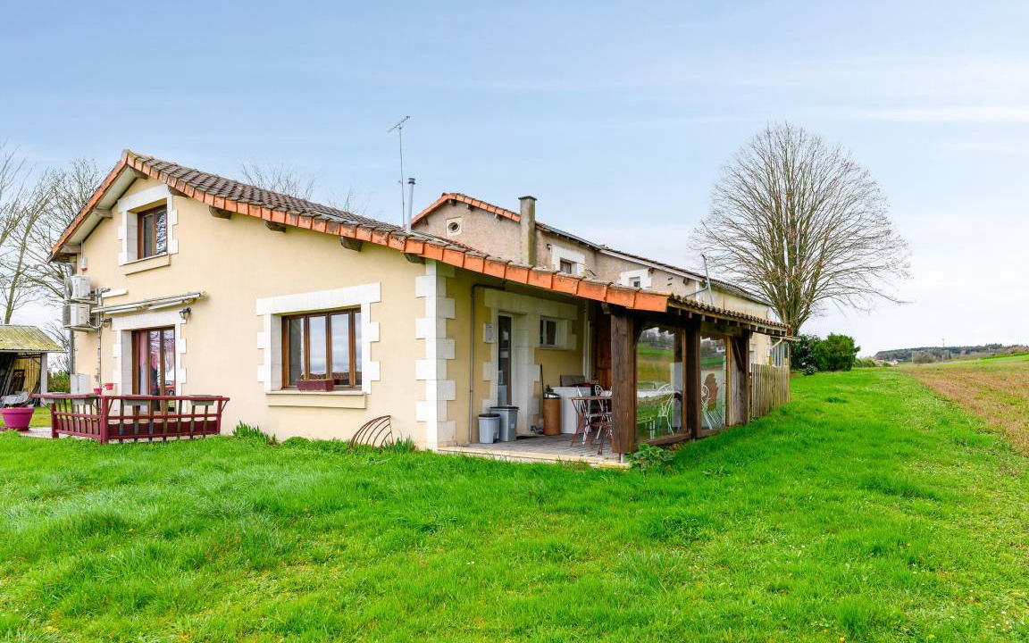 Scorbe-Clairvaux House | 100 m² House ∙ 2 bedrooms ∙ 9 guests