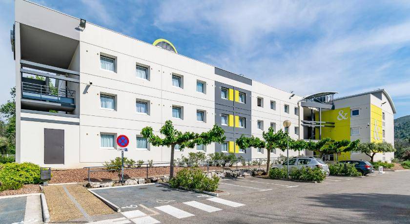 11th Arrondissement Hotel | 16 m² Hotel ∙ 4 guests