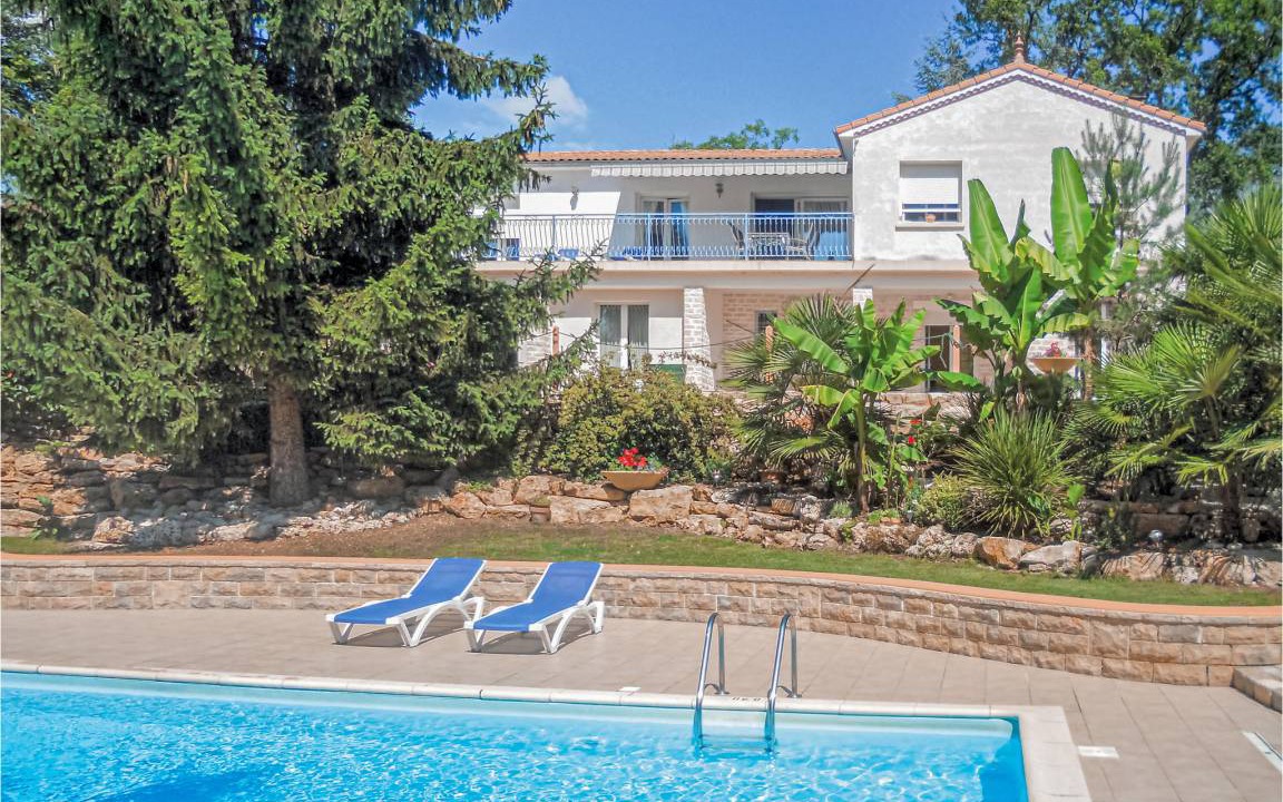 Savignac-les-Eglises House | 180 m² House ∙ 2 bedrooms ∙ 4 guests