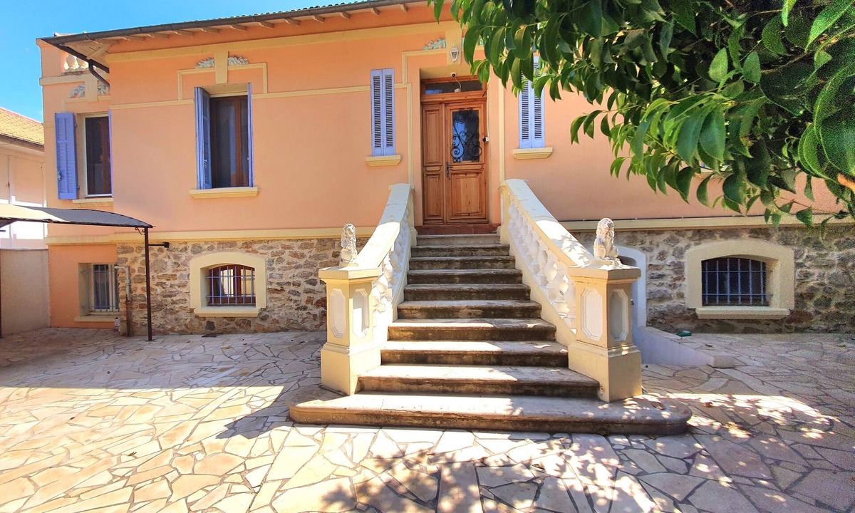 Hyeres City Centre Villa | 1ET. VILLA DE MAITRE HYERES - RESIDENTIAL AREA - VERY QUIET - AIR-CONDITIONED