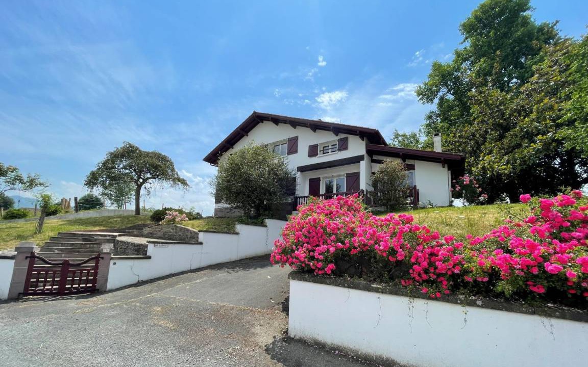 Saint-Jean-le-Vieux House | 218 m² Gîte ∙ 6 bedrooms ∙ 11 guests