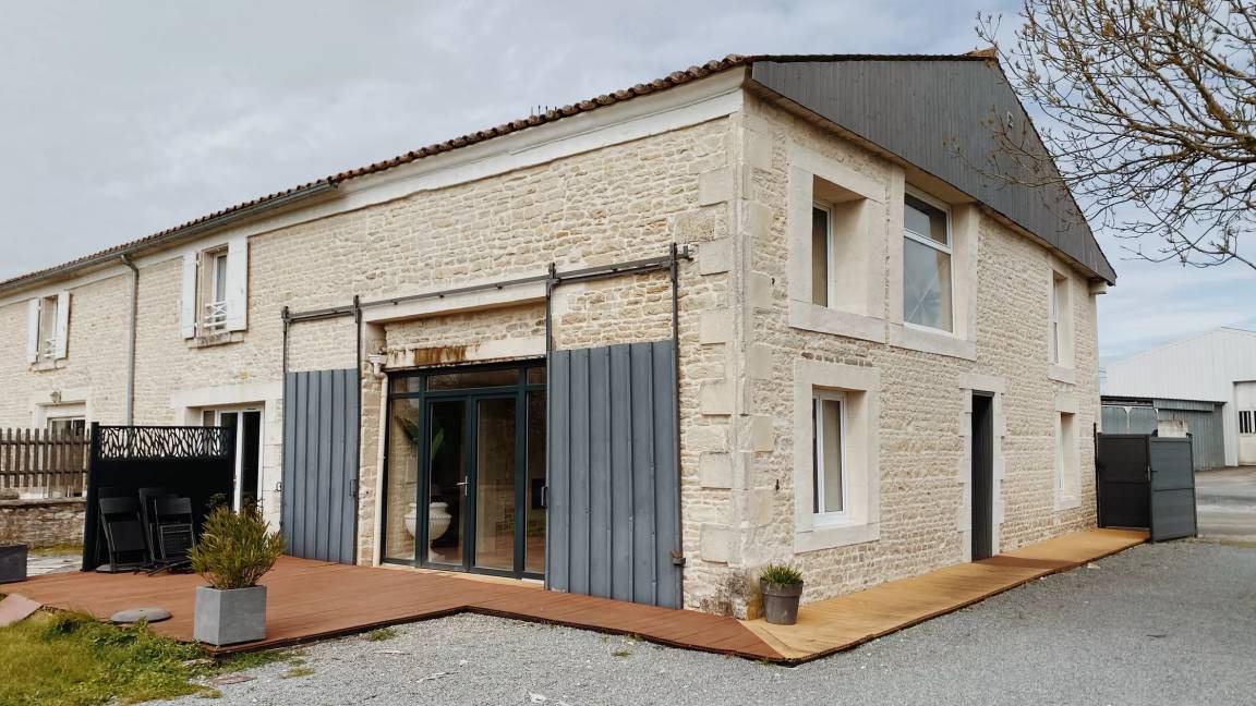 Prisse-la-Charriere House | 260 m² House ∙ 5 bedrooms ∙ 12 guests