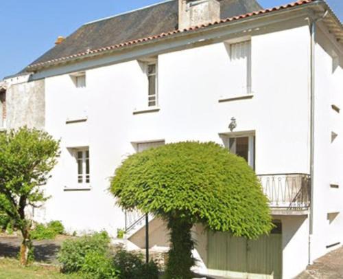 Chateau-Garnier House | 3-Bed House - Sleeps 6 - Garden Balcony Parking