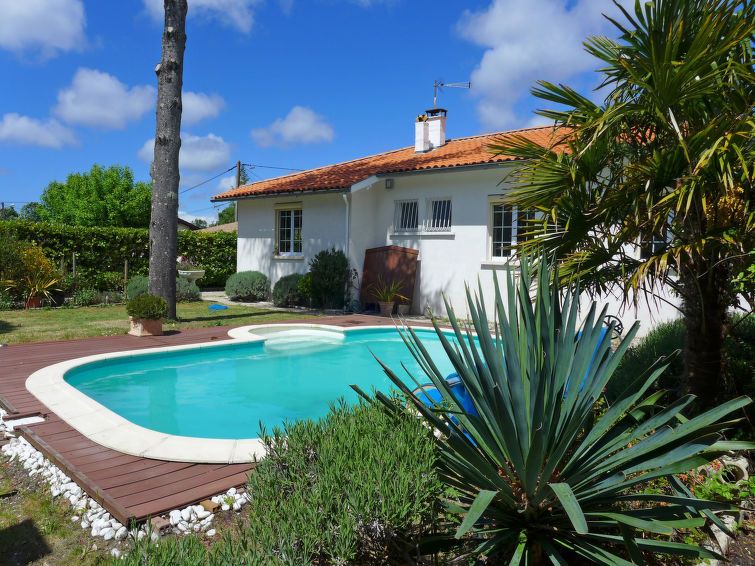 Carcans Villa | 3 bedroom Villa, sleeps 6 in Carcans with Pool