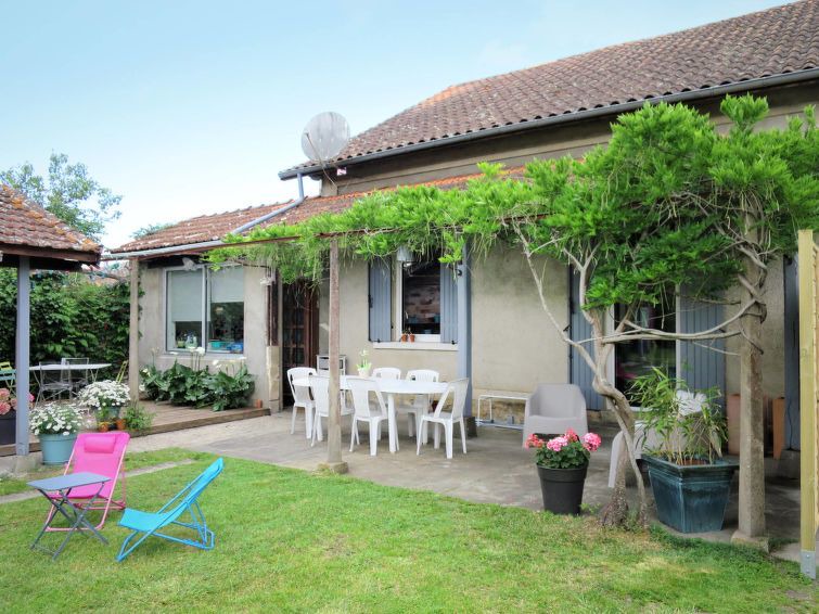 Carcans Villa | 3 bedroom Villa, sleeps 8 in Carcans with WiFi