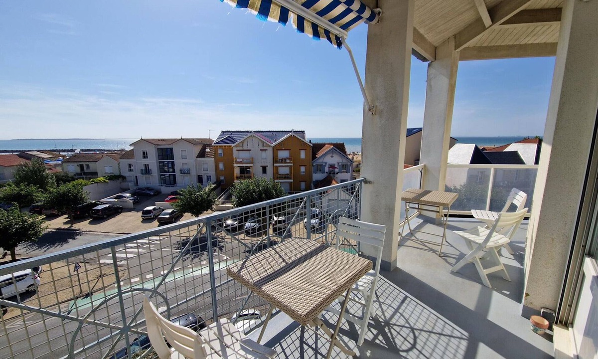 Port District Apartment | 3-room duplex near the beach with parking - sleeps 4