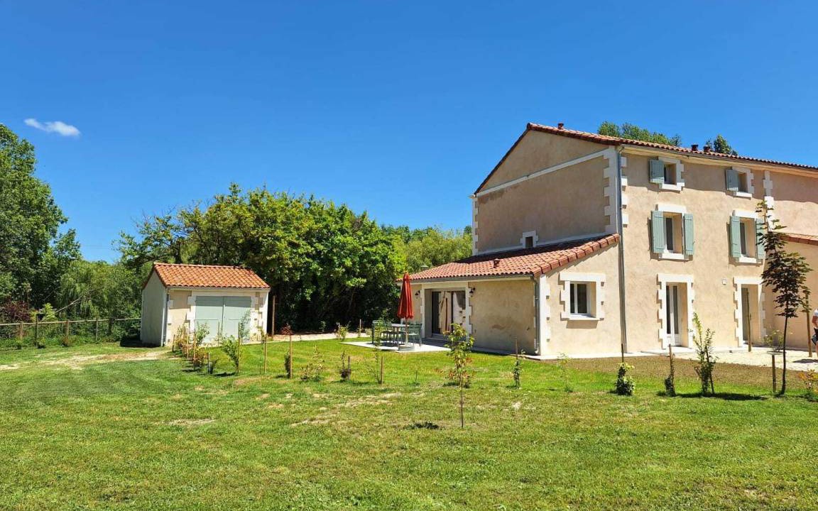 Chateauneuf-sur-Charente Apartment | 320 m² Apartment ∙ 9 bedrooms ∙ 22 guests