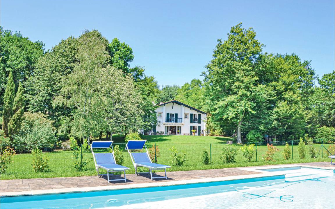 Ascain House | 330 m² House ∙ 5 bedrooms ∙ 10 guests