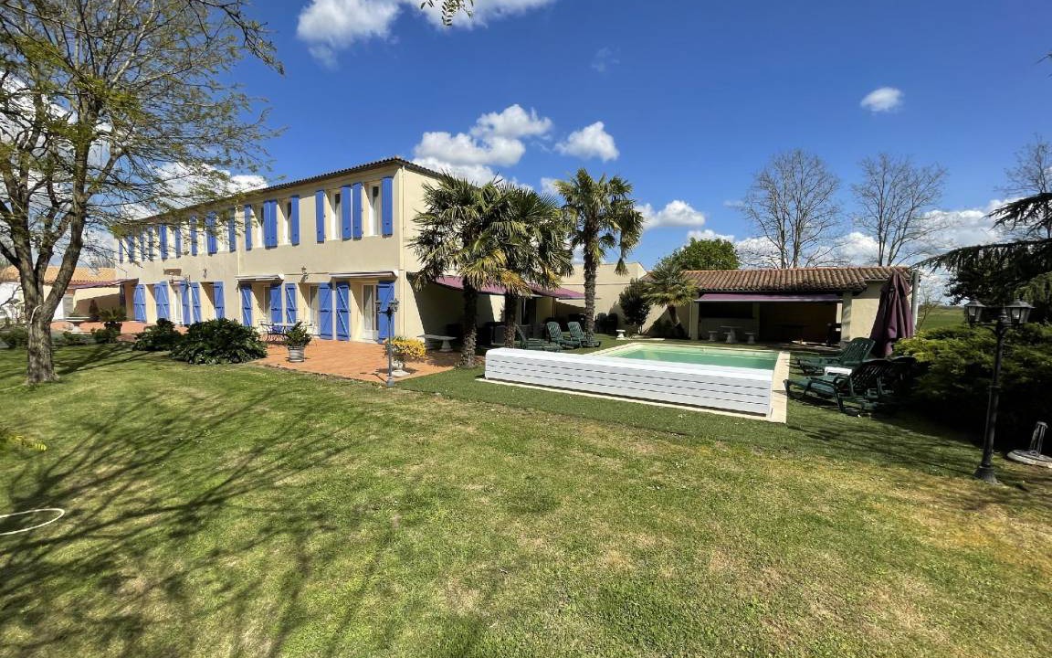 Saint Ouen d'Aunis Bed & Breakfast | 350 m² Bed and breakfast ∙ 5 bedrooms ∙ 15 guests