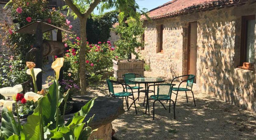 Vernoux-en-Gatine Bed & Breakfast | 50 m² Bed and breakfast ∙ 11 guests