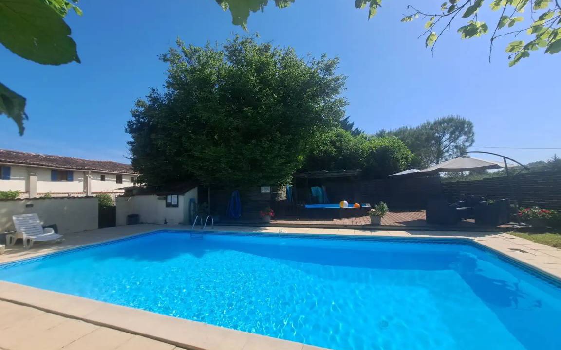 Saint-Pierre-de-Juillers House | 72 m² House ∙ 3 bedrooms ∙ 5 guests