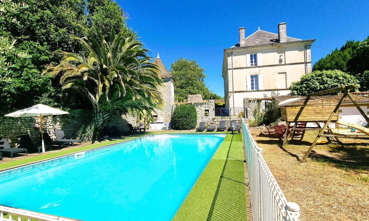 Saint-Just-Luzac Villa | 8 bedroom chateau with private pool, Chateau De Rochebonne