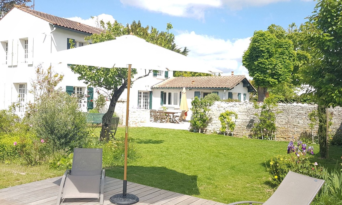 Surgeres Villa | 8 pers/House and charming garden -calme garanti- with swimming pool in town