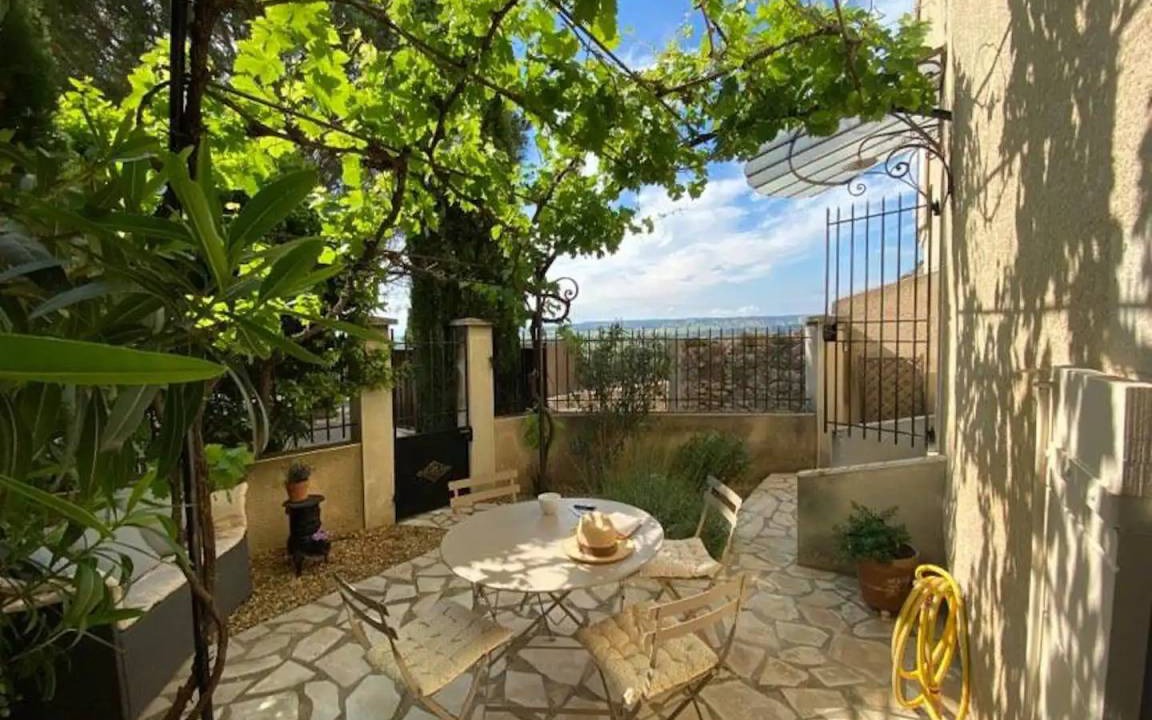 Sablet House | 90 m² House ∙ 1 bedroom ∙ 2 guests