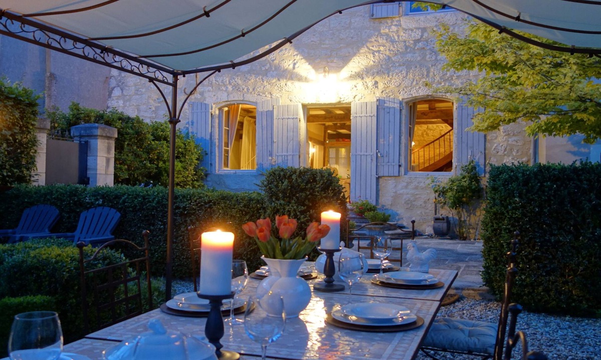 Issigeac Villa | Ancient, fully restored, 13th century medieval village house with garden & patio
