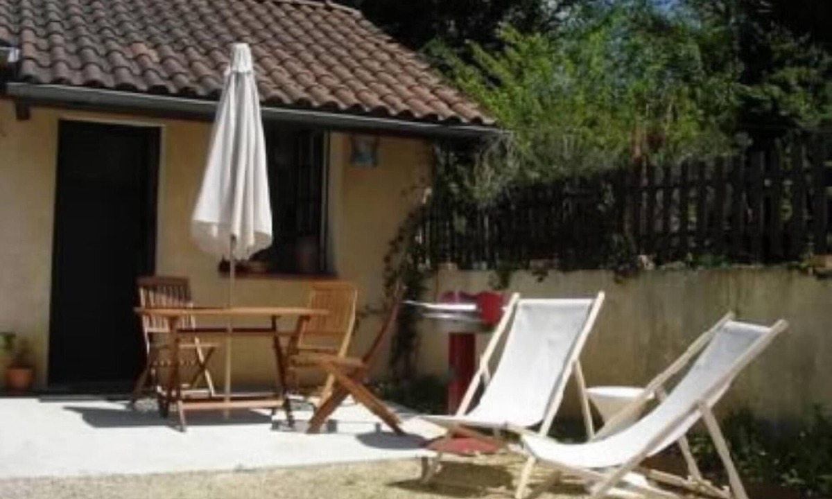 Saint-Antoine-d'Auberoche Apartment | apartment/flat - 1 room - 2/4 persons