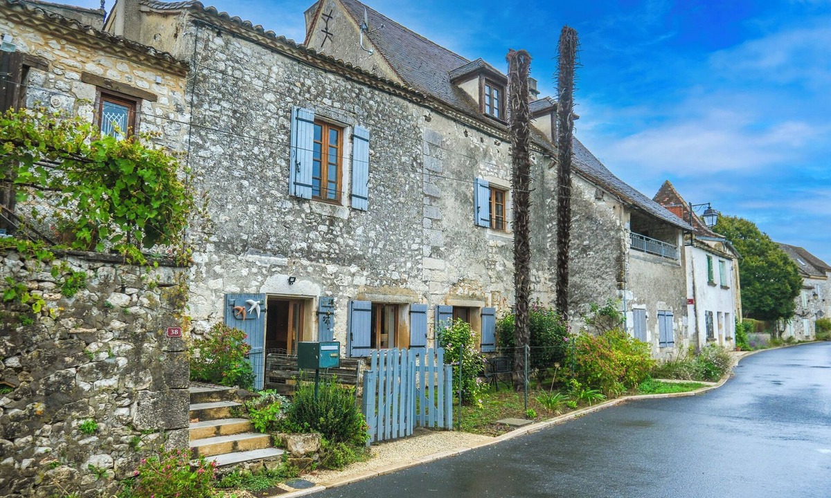 Saint-Cernin-de-Labarde Apartment | Apartment 'Les Hirondelles' with Private Terrace, Private Garden and Wi-Fi
