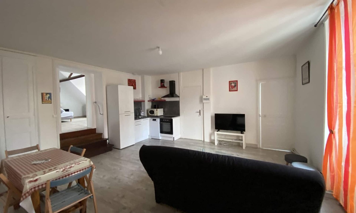 La Roche-Posay Apartment | Apartment 200m from Saint Roch Spa with Free Parking and WiFi