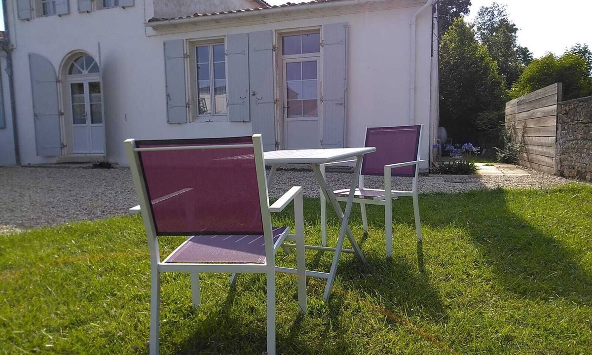 Saint-Vivien-de-Medoc Apartment | Apartment with garden in old house.