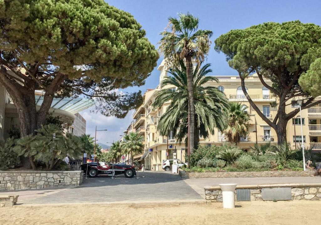 Sainte-Maxime City Centre Apartment | Apartment Les Sirènes by Interhome