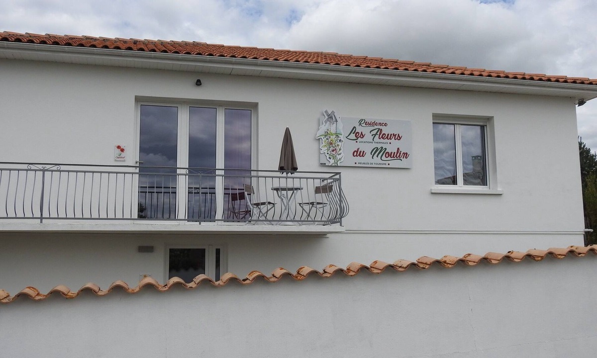 Jonzac Apartment | Apartment located on the ground floor of a small residence with four