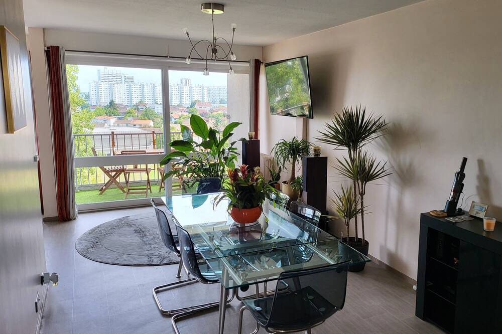 Le Bouscat Apartment | Apartment 'T4 Avec Tennis' with Shared Garden, Wi-Fi and Air Conditioning