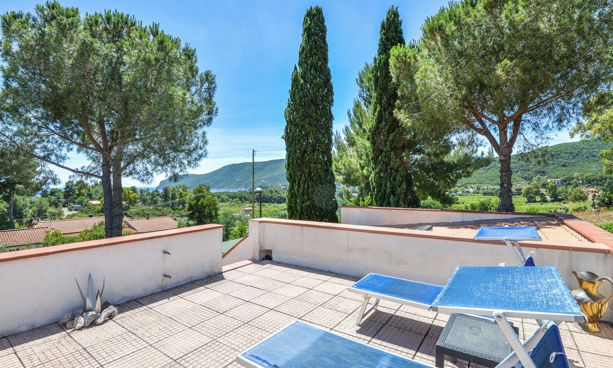 Lacona Apartment | Apartment "Villa Sterlizia-Verde" with Sea View, Wi-Fi and Terrace