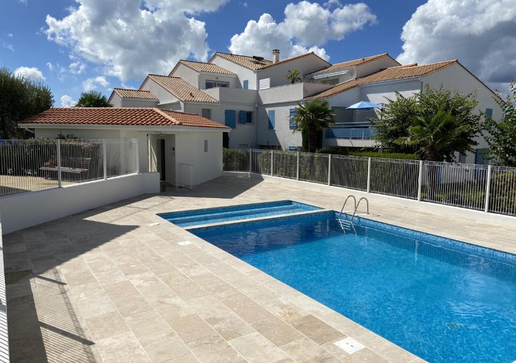 Vaux-sur-Mer Apartment | Appartement 2* avec piscine, balcon et parking, à 1,5 km de la plage de Nauzan, proche centre-ville - FR-1-539-10
