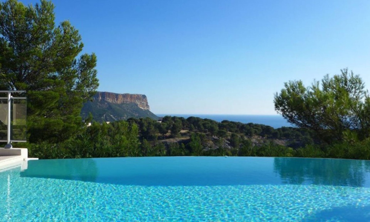 Cassis Apartment | Appartement en rdc de villa à Cassis , vue mer exceptionnelle, piscine chauffée