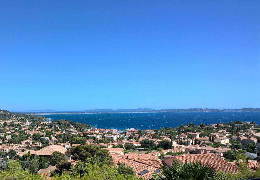 Carqueiranne Apartment | *** Beau T2 de 50 m2, grande terrasse vue mer, à 500m de la plage