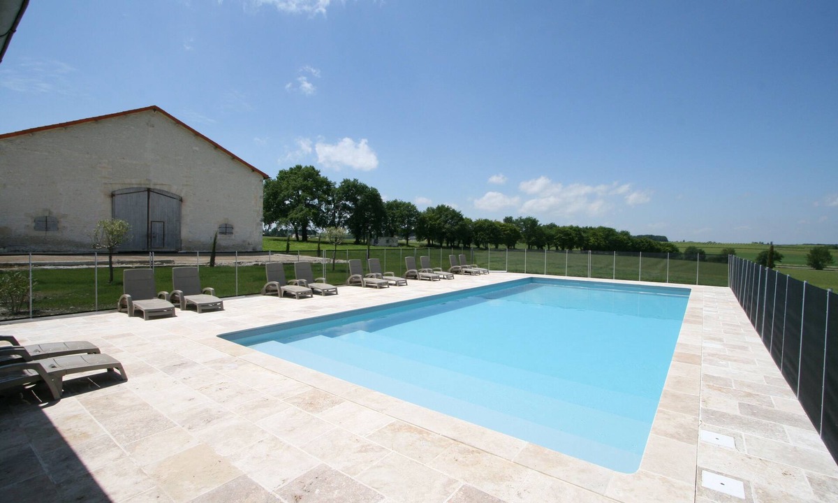Reaux House | Beautiful 3 bedroom French Cottage - Heated Swimming Pool & Garden - Vineyards