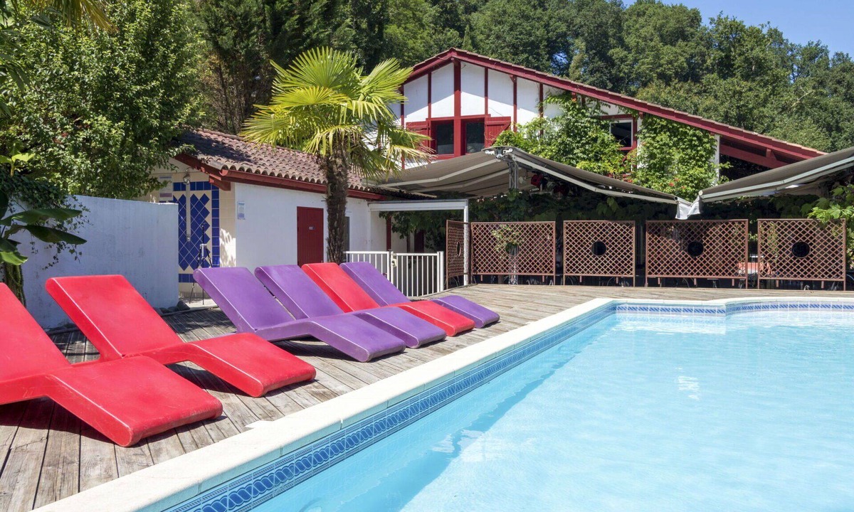 La Bastide-Clairence Apartment | Beautiful apartment for 6 people with WIFI, pool, TV, terrace and pets allowed