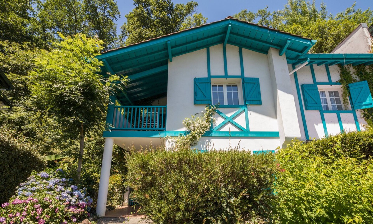 La Bastide-Clairence Apartment | Beautiful typical Basque apartment in residence with swimming pool