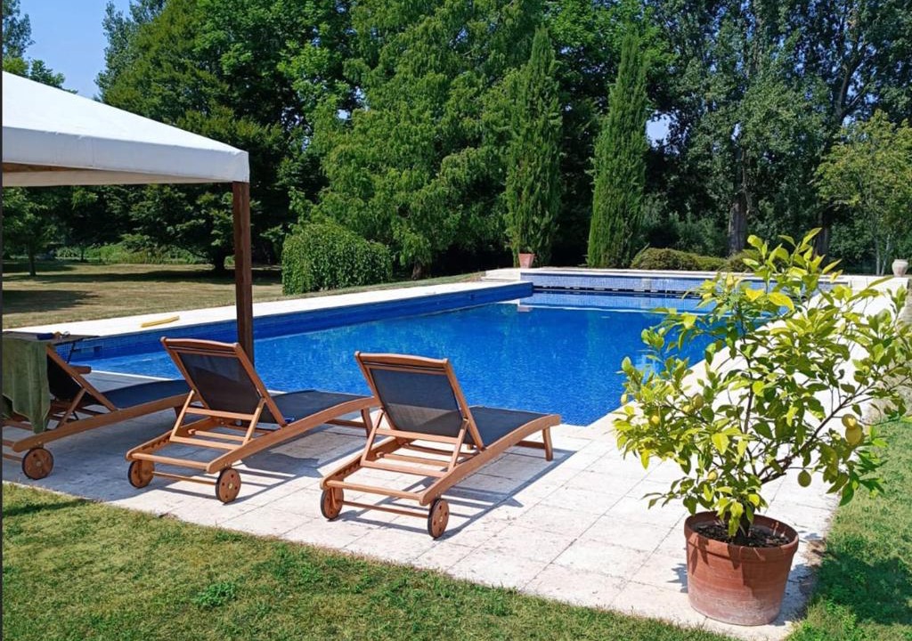 Bourg-Charente Apartment | Beautiful riverside boathouse