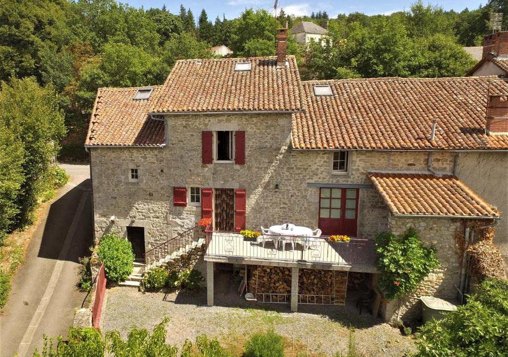 Montrol-Senard Bed & Breakfast | BELLA - chez Florence , chambres d'hôtes, Montrol Sénard