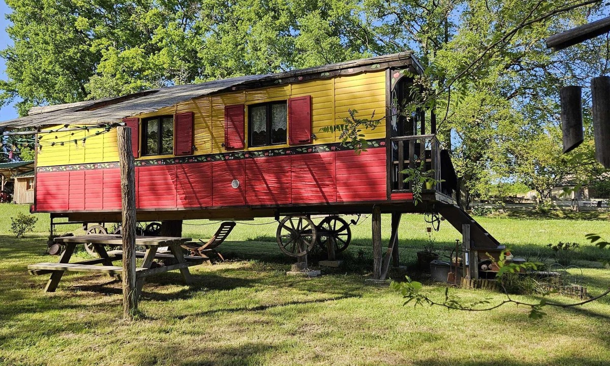 Sigalens Cabin | Belle des Prés" caravan, Nordic bath and shared pool.
