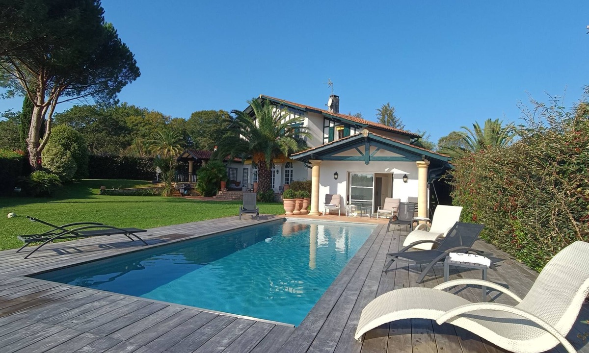 Bassussarry Villa | Biarritz-bassussarry :large Villa on Golf Course,8 to 10 People,10min to Beach