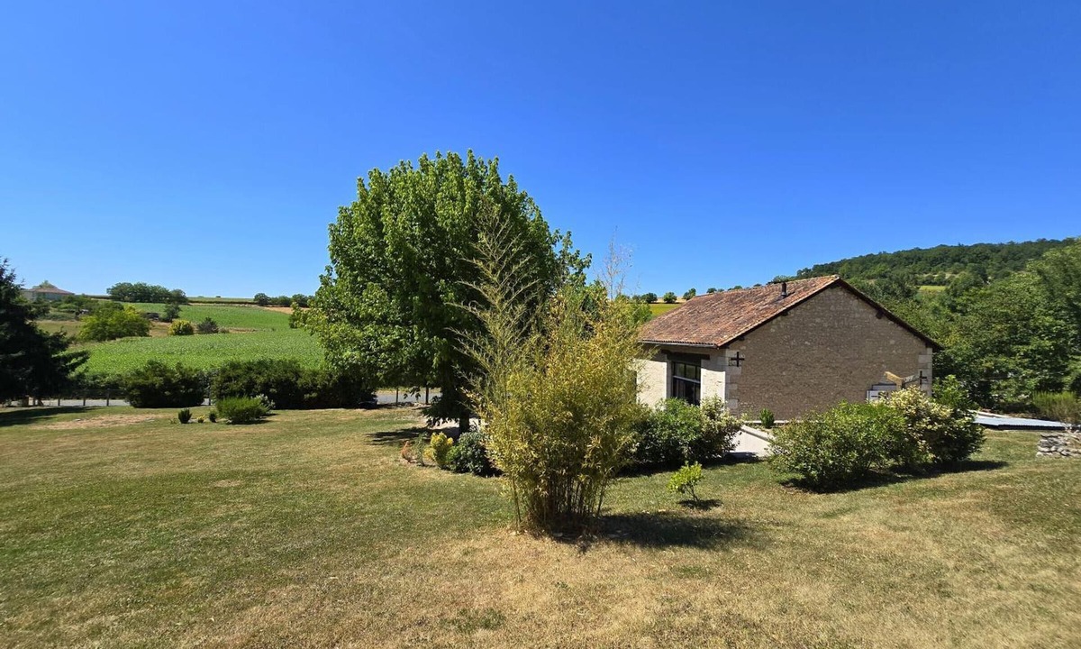 Comberanche-et-Epeluche Cottage | Bright cottage with enclosed garden and parking