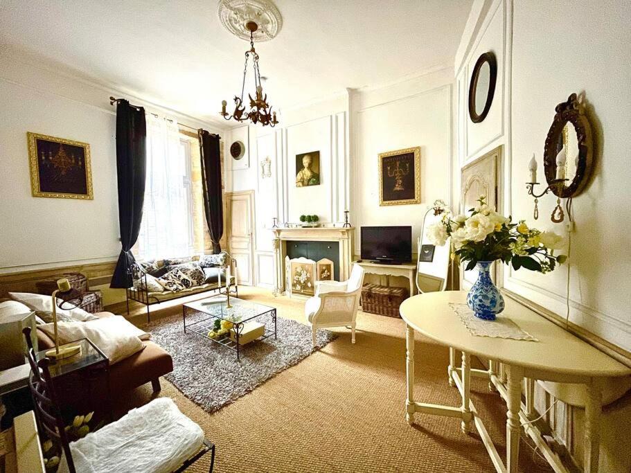 Sarlat-la-Caneda Historic Center Apartment | CAPORIZON propose Douceur et élégance plein centre Sarlat
