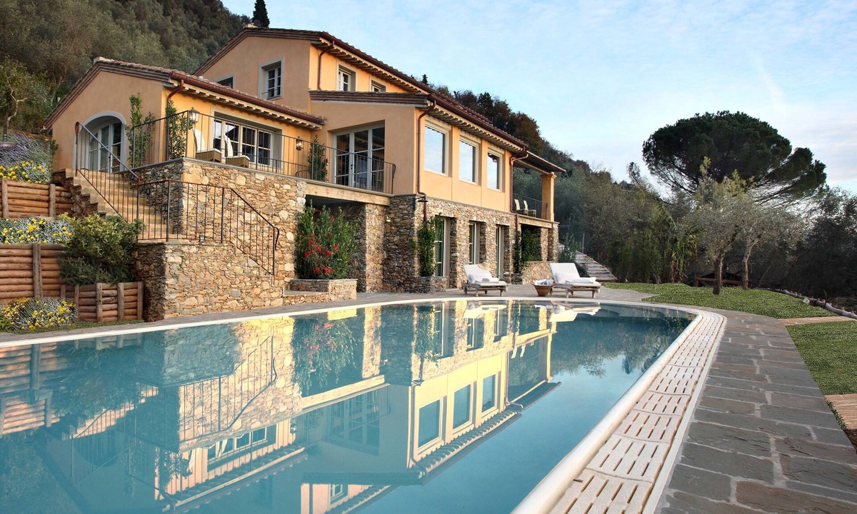 Camaiore Villa | CASA TUA NEWLY RENOVATED HILLSIDE VILLA, 300 M² BREATH-TAKING POOL SEA VIEW