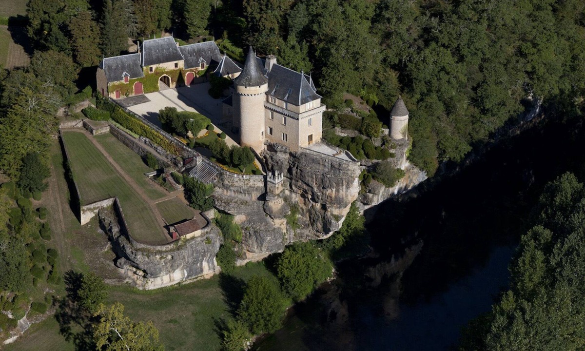 Thonac Other | Castle perched 25m above the river, swimming pool & park, stove option