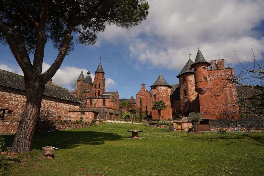 Collonges-la-Rouge House | Château de Vassinhac chambres d'hôtes Collonges la rouge