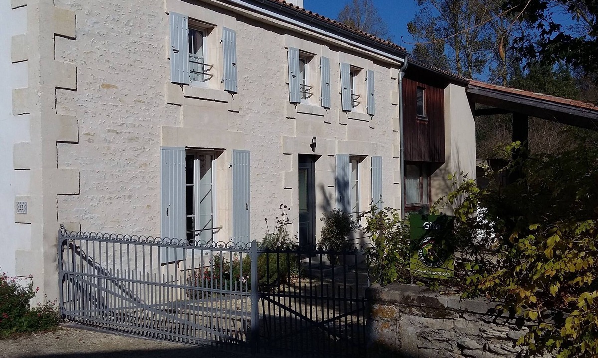 Le Vanneau-Irleau Cottage | Character cottage for 6 people on the edge of the water in the Marais Poitevin