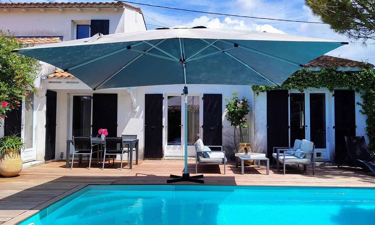 Dompierre-sur-Mer Villa | Character villa with heated pool